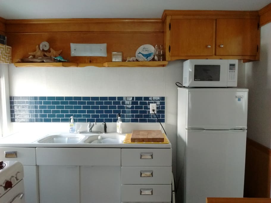 Kitchen has fridge, microwave, toaster oven and breakfast nook.