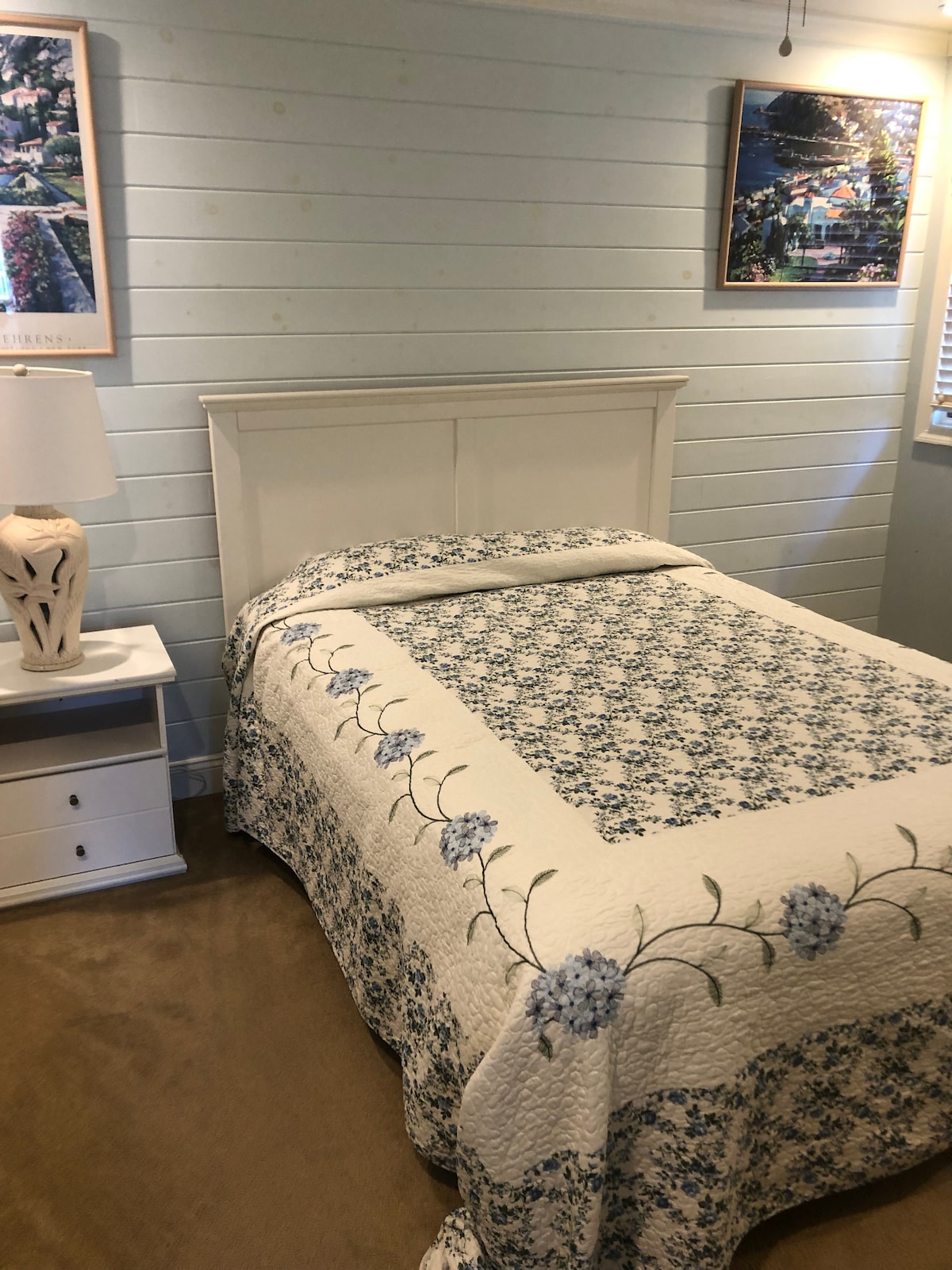 חדר שינה ראשי בקומה השנייה עם מיטת קווין סיי 