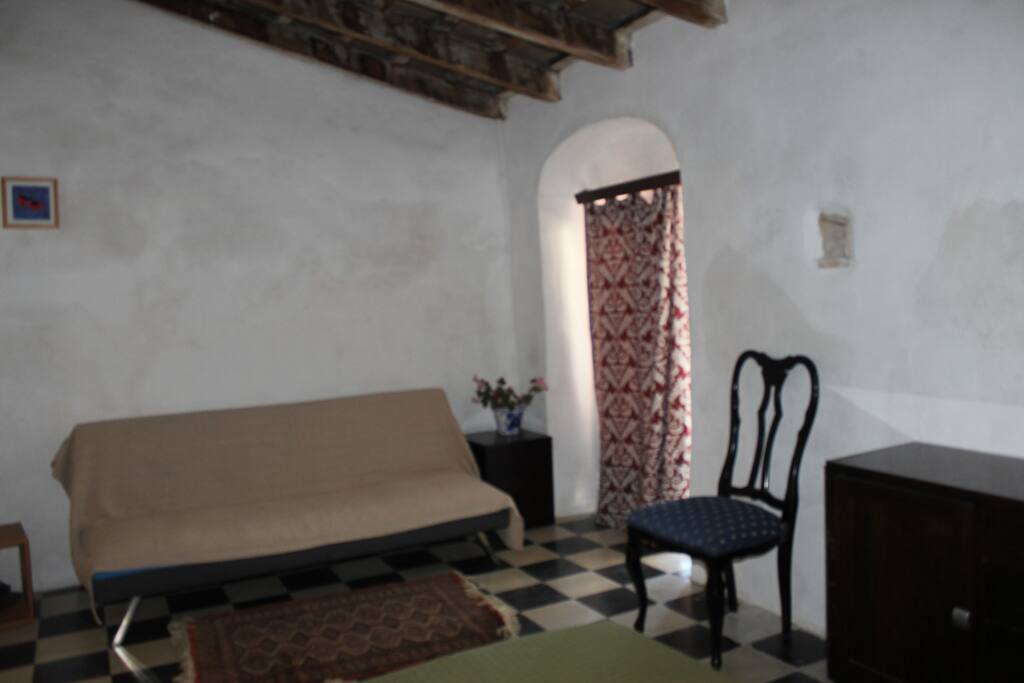 Sofá-cama en la 2ª estancia; ventana a la calle
