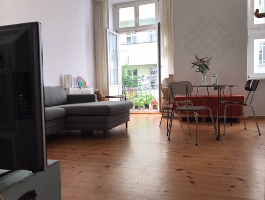 Livingroom/ Kitchen