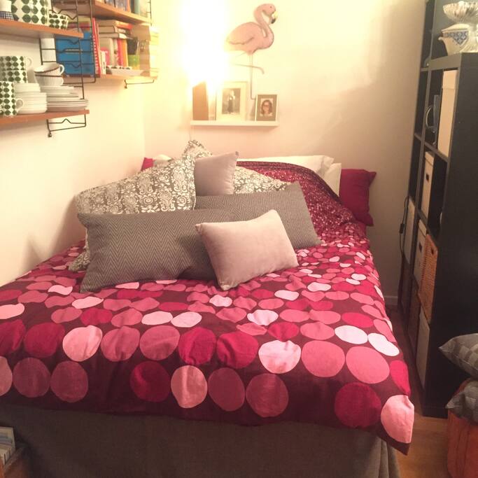 The comfortable (New in 2017) bed for two persons is a Queen size (140 cm wide).
