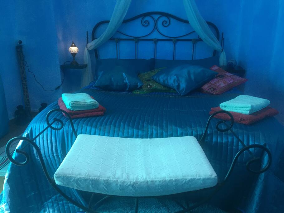 Cama con dosel