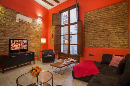 In the Heart of the Old Town & Food Market Central