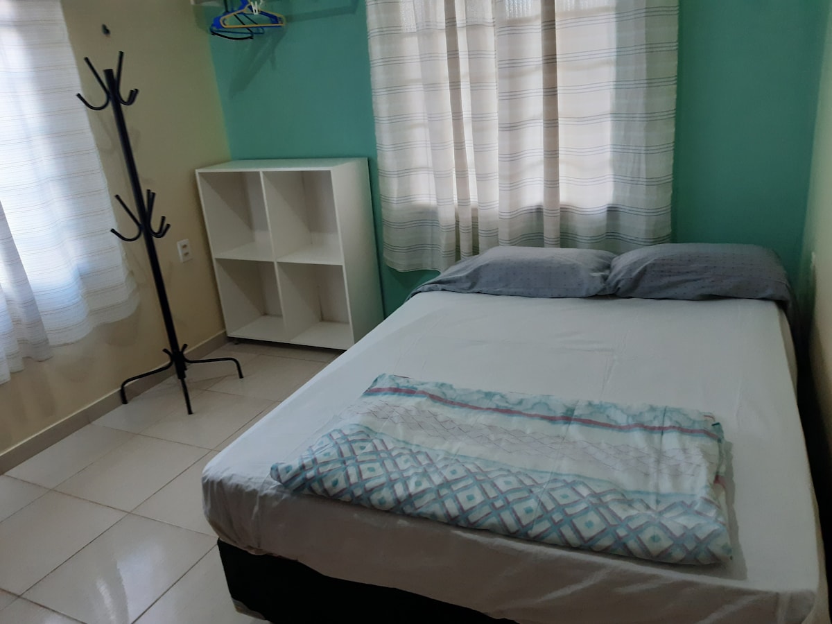 ห้องพักปรับอากาศในตัวพร้อมเตียงคู่และเตียงสองชั้น