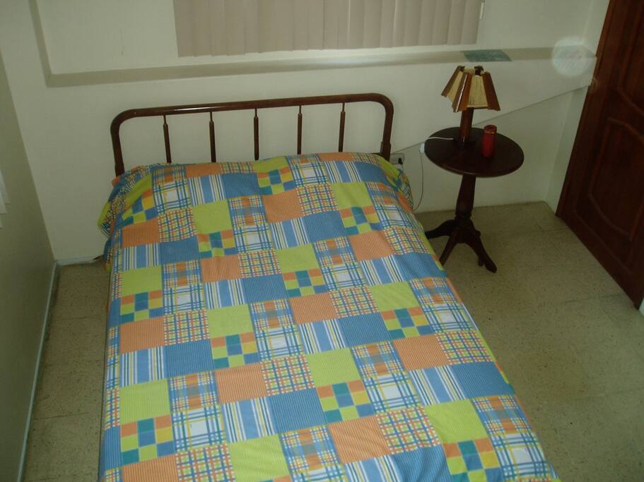 CUARTO CON CAMA MATRIMONIAL