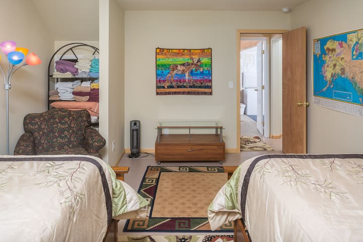 שתי מיטות זוגיות בחדר השינה למטה.