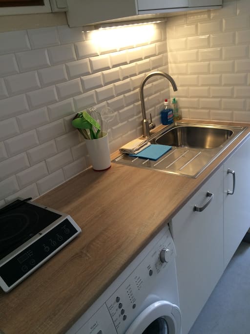 Küche mit Wasch- und Spülmaschine