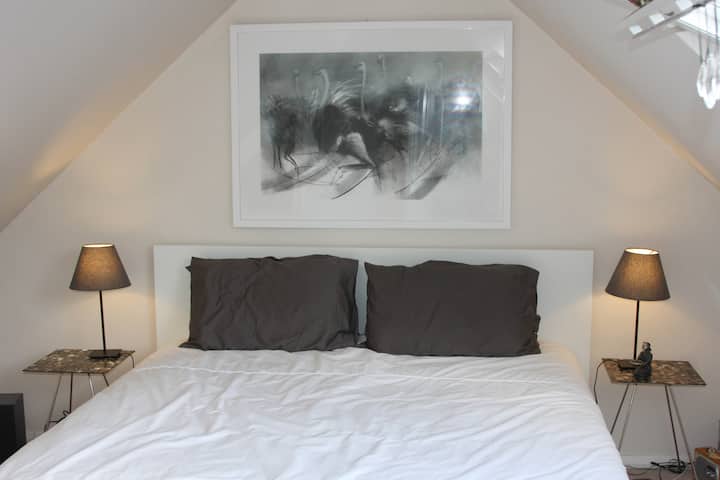 Bright large private room with views over Kew