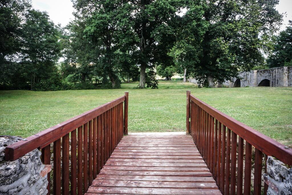 pont qui mène du jardin de La Métive à la Creuse