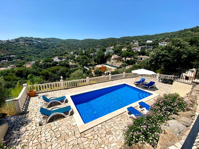 Villa con impresionantes vistas y piscina privada.