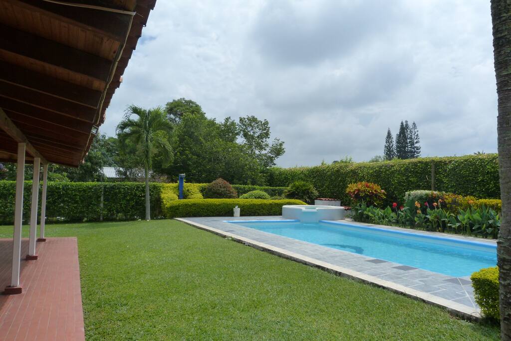 Zona de piscina, jacuzzi, barbecue grill y horno de leña