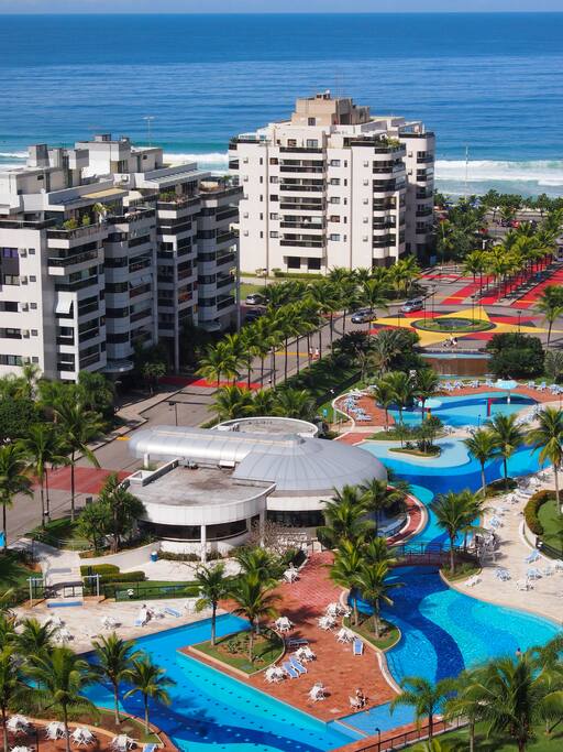 Apartamento amplo e moderno com confortáveis suítes. Um club completo, com segurança, à beira mar