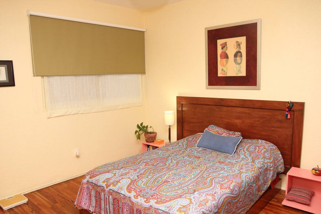 habitación con ventana con luz natural