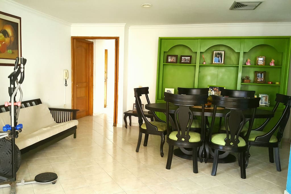 Comedor del apartamento con vista al mar