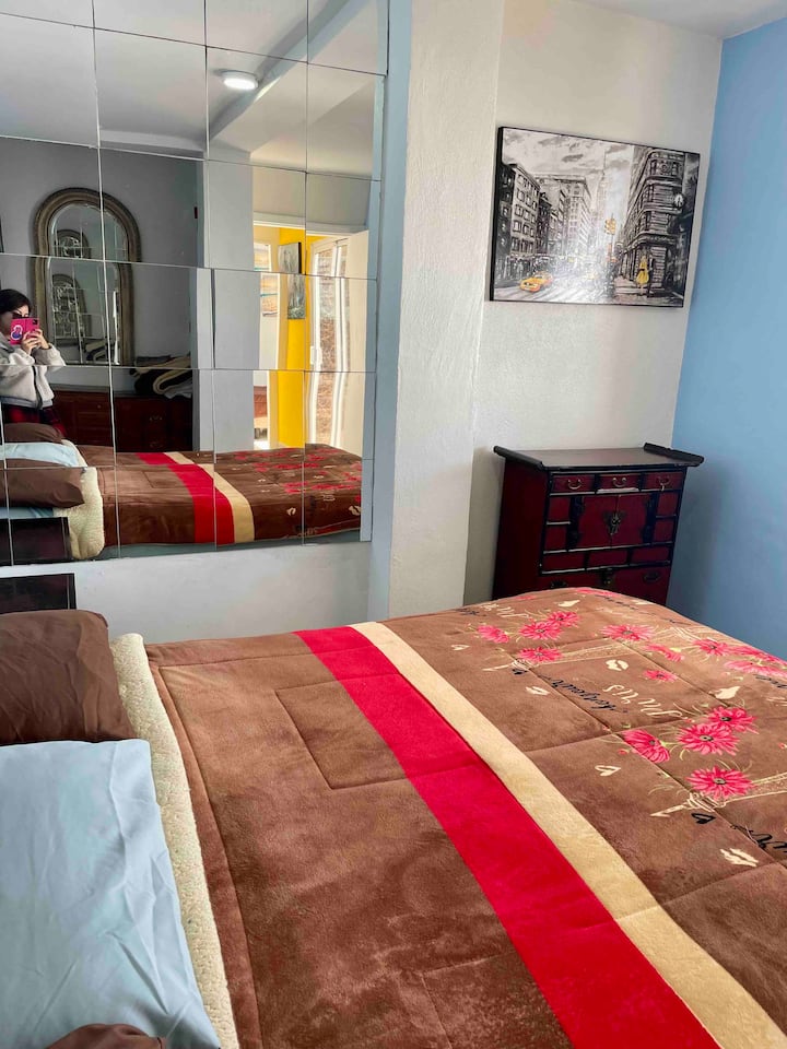 Cama tamaño queen Unidad#1 con vista al mar.