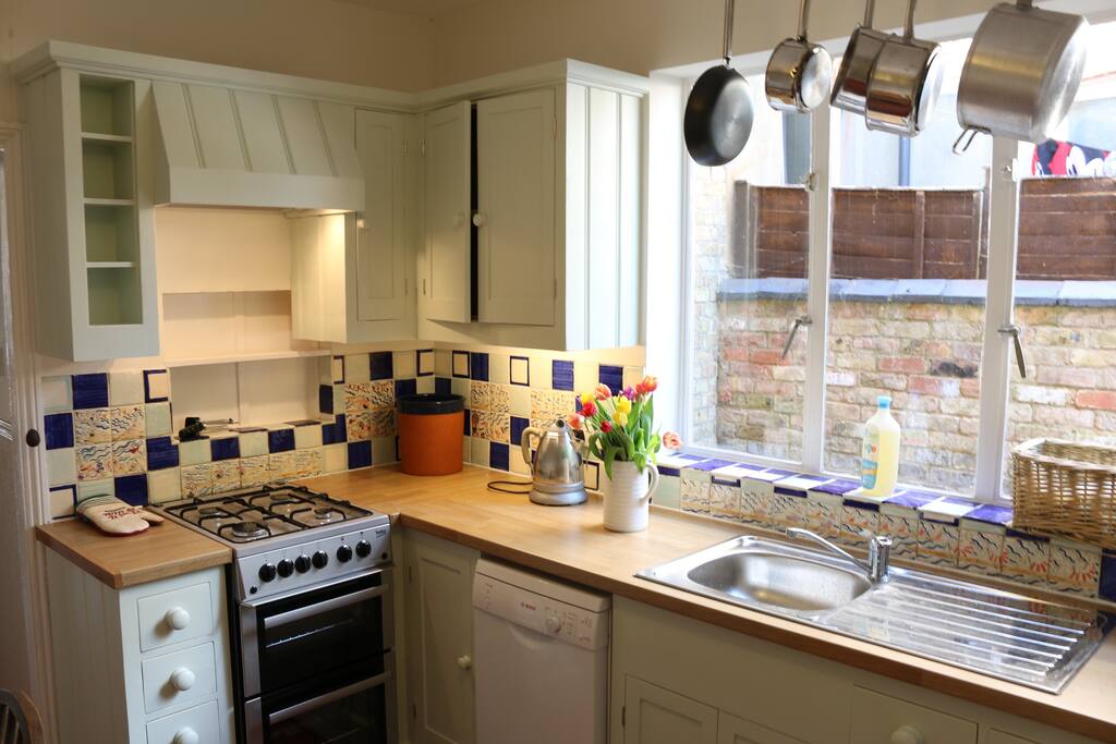 Newly fitted (2017) hand-built kitchen
