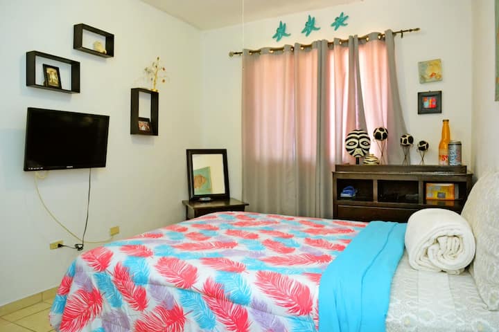 ห้องนอน 2 ตั้งอยู่ชั้นบนสุดมีเตียงควีนไซส์และสมาร์ททีวี