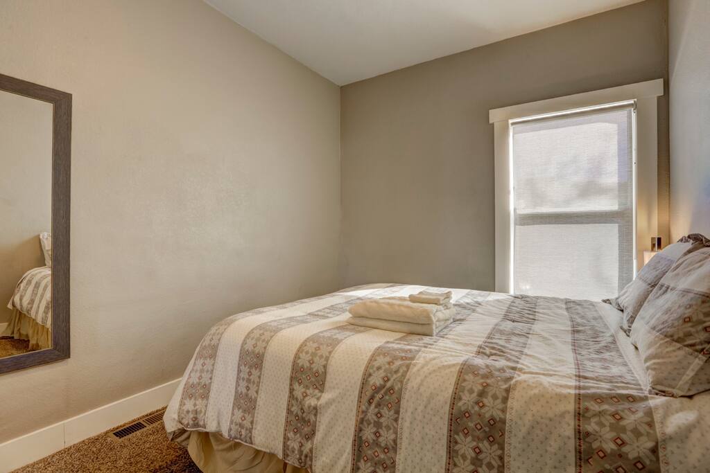 Guest Bedroom, Memory Foam Queen Bed. Mirror and Closet With Hangars and Games.