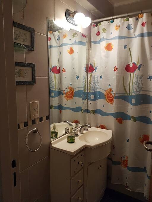 Baño completo con bañera. Toallero, repisas para una cómoda estadía.