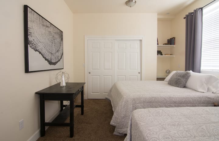 Dhoma e gjumit # 7
2 krevate dopio "queen"