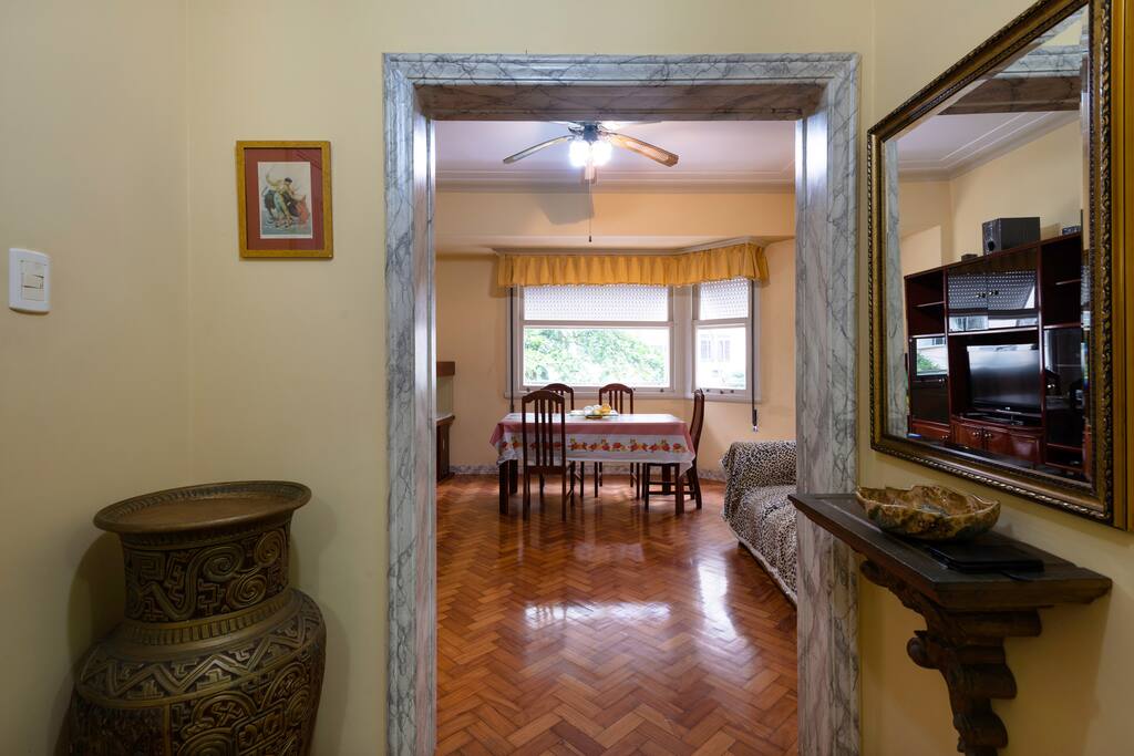Hall de entrada com espelho bisotado e vaso indiano