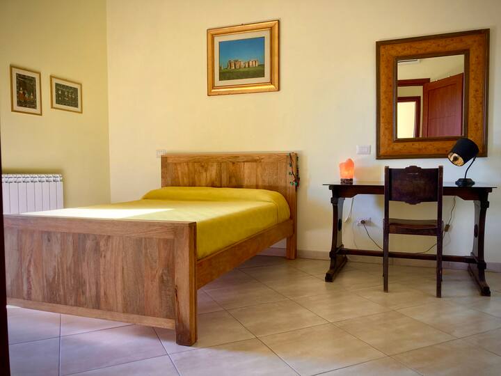 חדר שינה 3: קומה עליונה עם מיטה זוגית