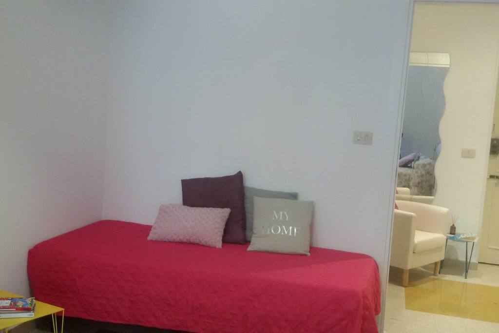 Il letto singolo della camera da letto