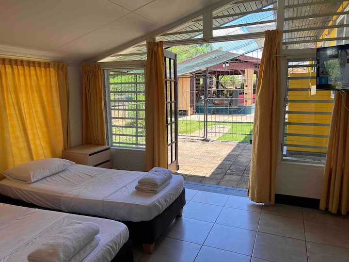 Pohodlná spálňa s dvoma samostatnými lôžkami, klimatizáciou pre príjemný spánok, televízorom na oddych a pohodlným pracovným priestorom. Izba má tiež malé umývadlo pre väčšie pohodlie.