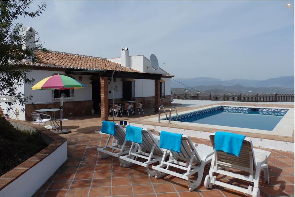 Outside area with pool (available in summer)