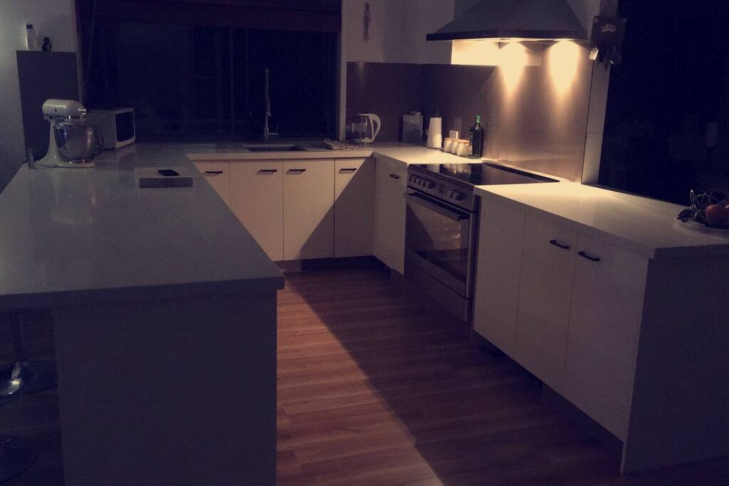 Modern full kitchen with dishwasher