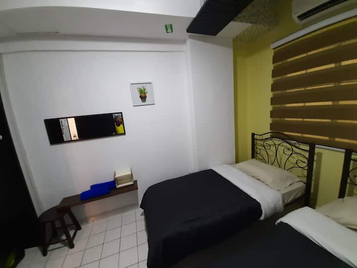 Lavado en blanco con salpicadura de amarillo con 2 cómodas camas individuales