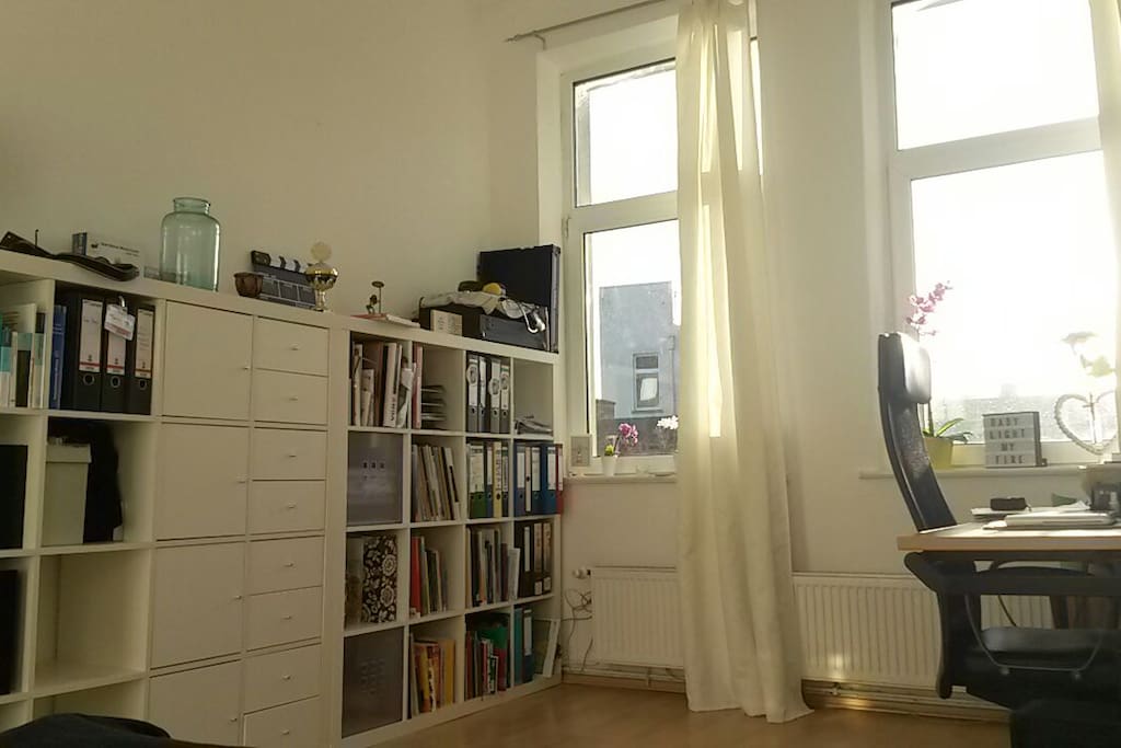 Schlafzimmer mit Schreibtisch