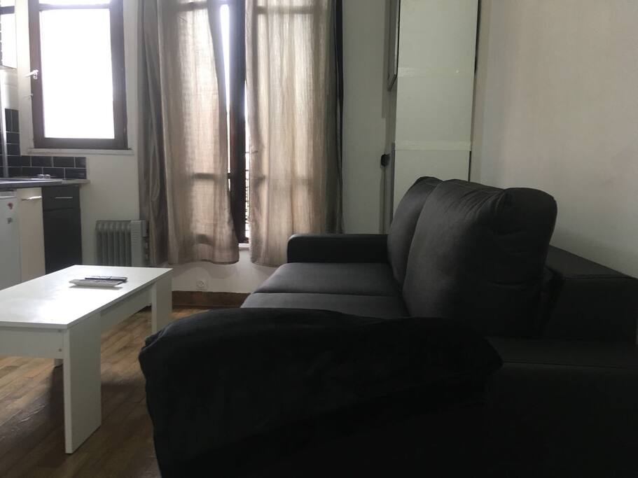 Nouveau canapé lit suite aux retours des voyageurs. 140x190cm, vrai matelas!