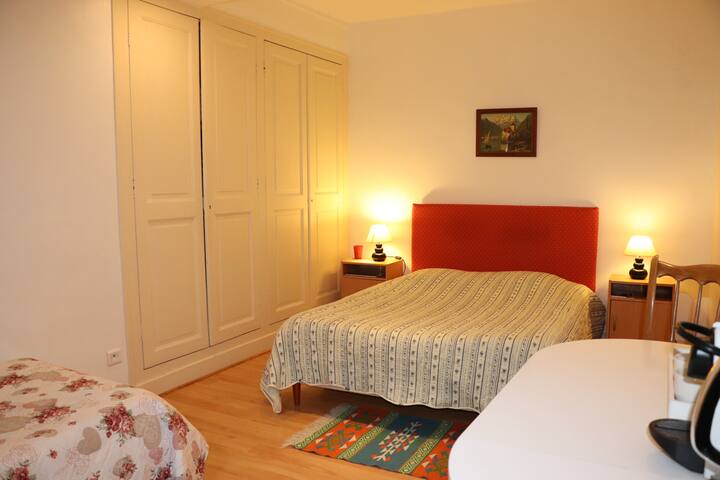 Logement au coeur d'une belle rue piétonne.