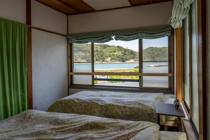 Ci sono 2 letti singoli + 1 letto aggiuntivo nella camera da letto matrimoniale.