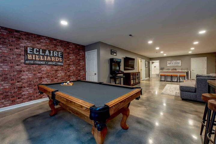 Holidays at The Eclaire | 3 Story Home | Sleeps 16 gallery image 4