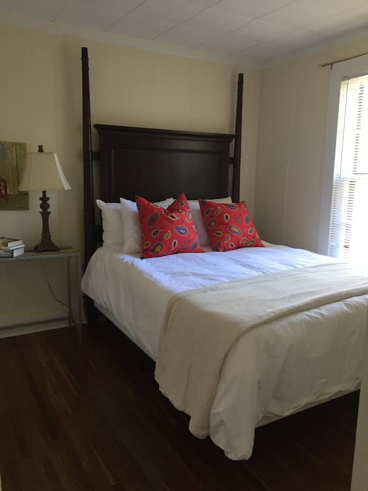 Დედოფალი დაბლა მდებარე სასტუმრო ოთახი