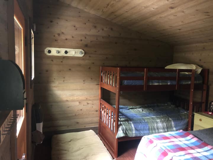 פנים בקתת השינה