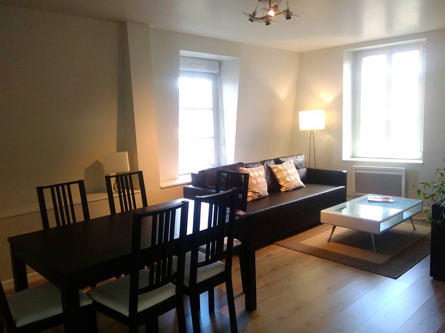 Grand Salon avec coin repas 6 personnes et canape lit