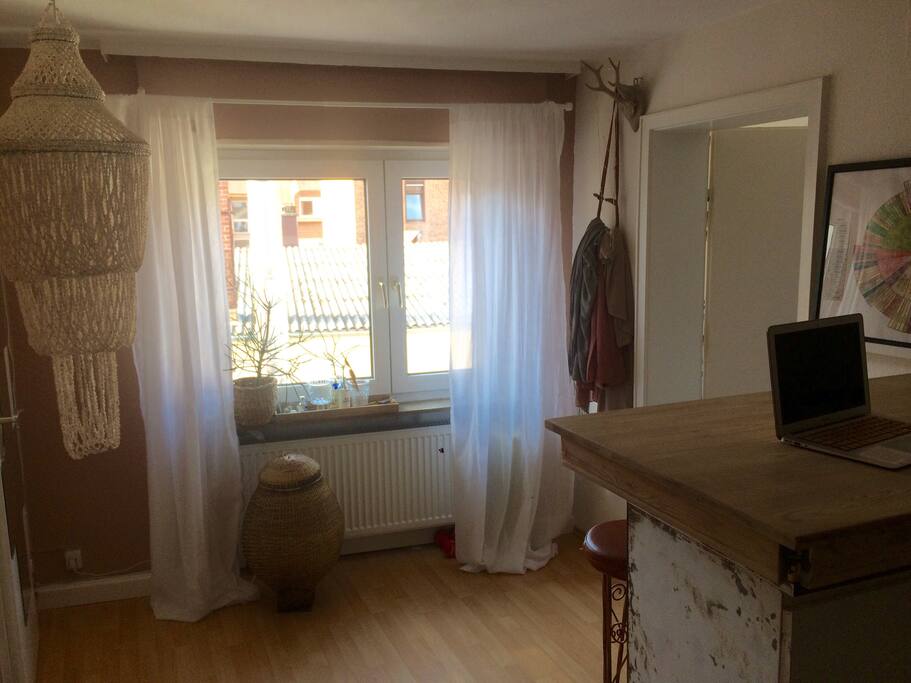 Lass Dir die Sonne in's Gesicht strahlen, wenn Du auf der Fensterbank sitzend den Hinterhof-Charme genießt. Hier ist auch Platz für eine zusätzliche 90cm Matratze, die Dir zur Verfügung steht.