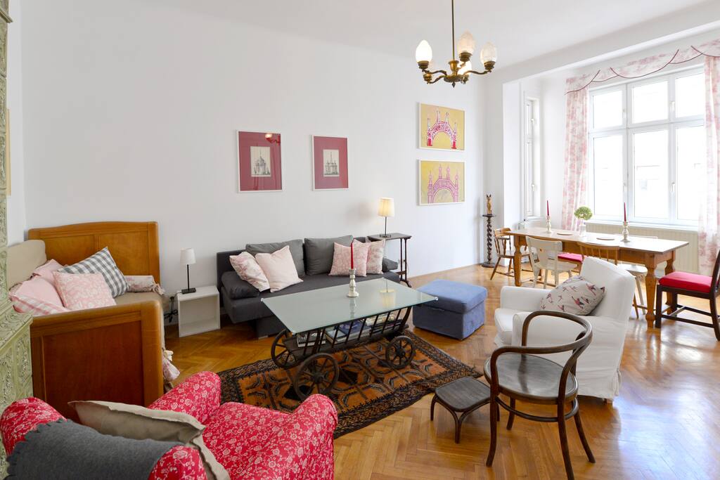 Gemütlich, geräumiger Salon mit Esstisch (auch für Besprechungen)