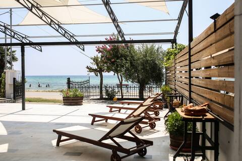 Elizabeth’s ikia by the sea 2