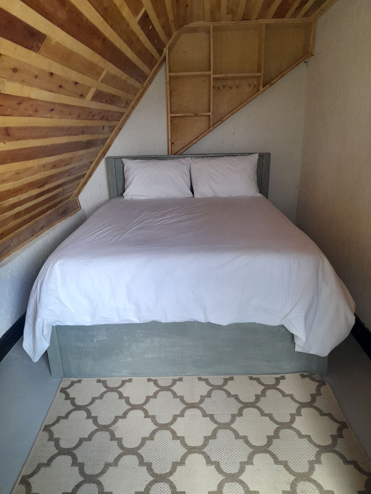 Ubicada en la planta baja, esta cama tamaño queen ofrece un espacio acogedor para descansar.