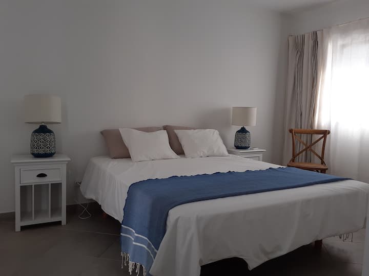 terasa so spálňou s kúpeľňou a chladničkou