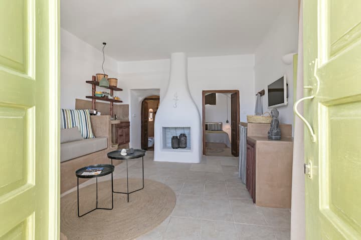 Casa Alta Rooftop Cottage With Jacuzzi - Santorini