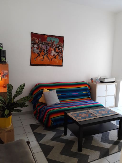 Le salon, au centre de l'appartement