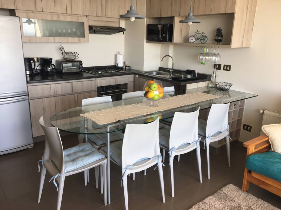 Cocina Americana equipada con comedor de vidrio como sillas