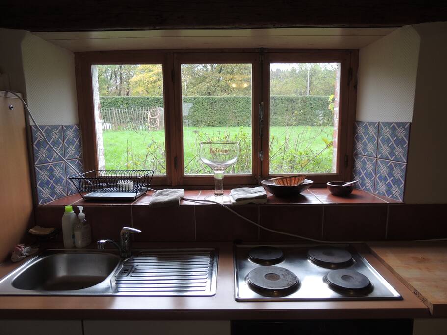 de la cuisine, vue sur un jardin, et les poules...