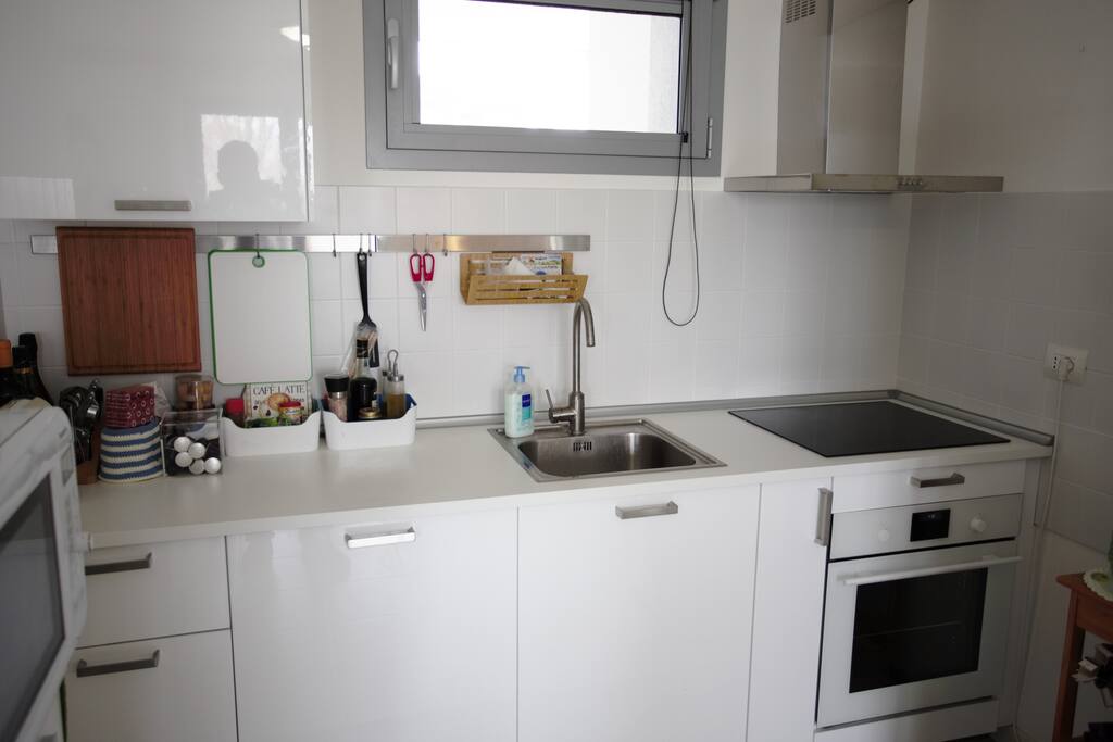 The modern kitchen / La moderna cucina