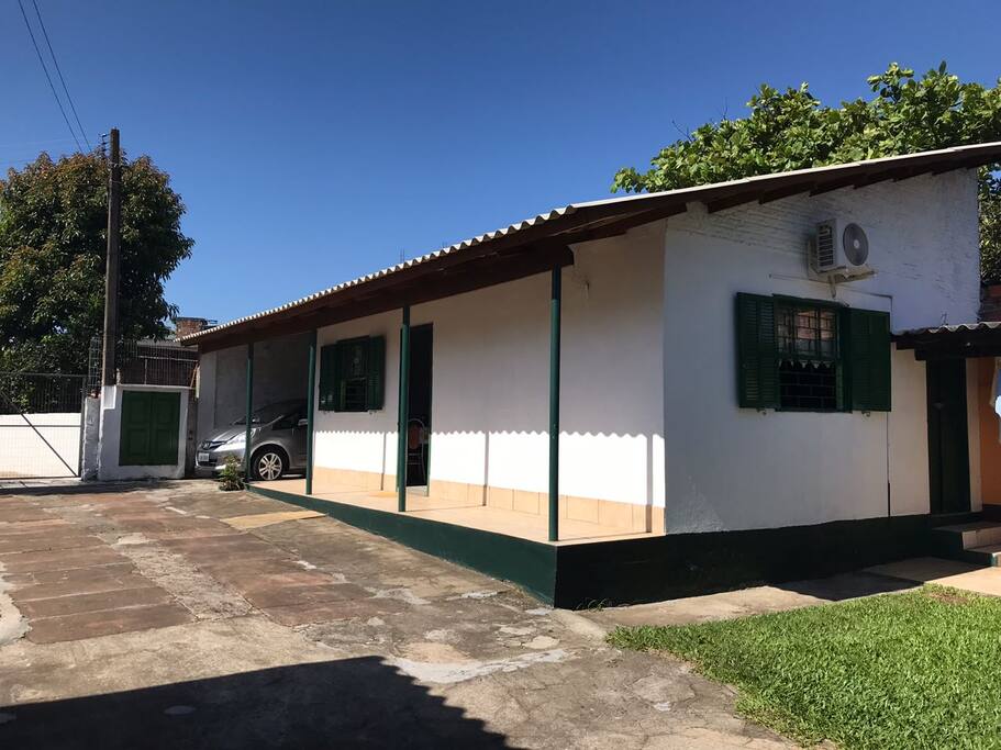 Outra vista da casa. Como pode-se ver pelo lado de fora, o quarto possui ar condicionado.